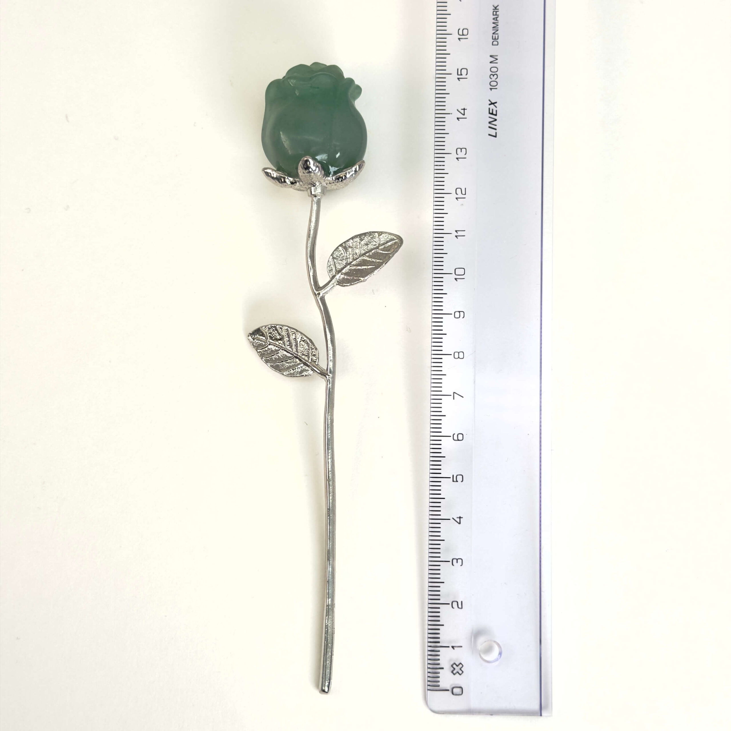 Grøn aventurin rose bringer held, optimisme og nye muligheder, styrker selvtillid og arbejder blidt med hjerteenergi, så du kan tiltrække glæde og positiv udvikling.