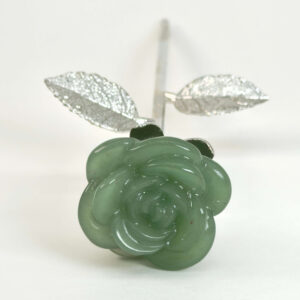 Grøn aventurin rose bringer held, optimisme og nye muligheder, styrker selvtillid og arbejder blidt med hjerteenergi, så du kan tiltrække glæde og positiv udvikling.