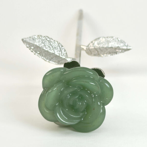 Grøn aventurin rose bringer held, optimisme og nye muligheder, styrker selvtillid og arbejder blidt med hjerteenergi, så du kan tiltrække glæde og positiv udvikling.