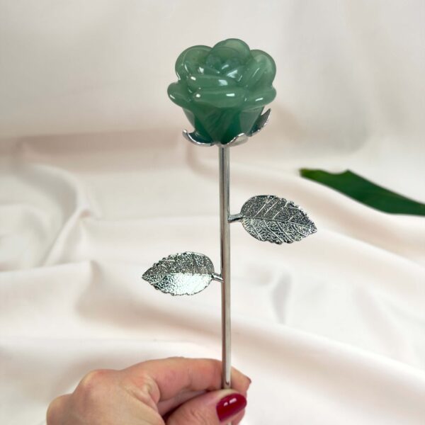 Grøn aventurin rose bringer held, optimisme og nye muligheder, styrker selvtillid og arbejder blidt med hjerteenergi, så du kan tiltrække glæde og positiv udvikling.