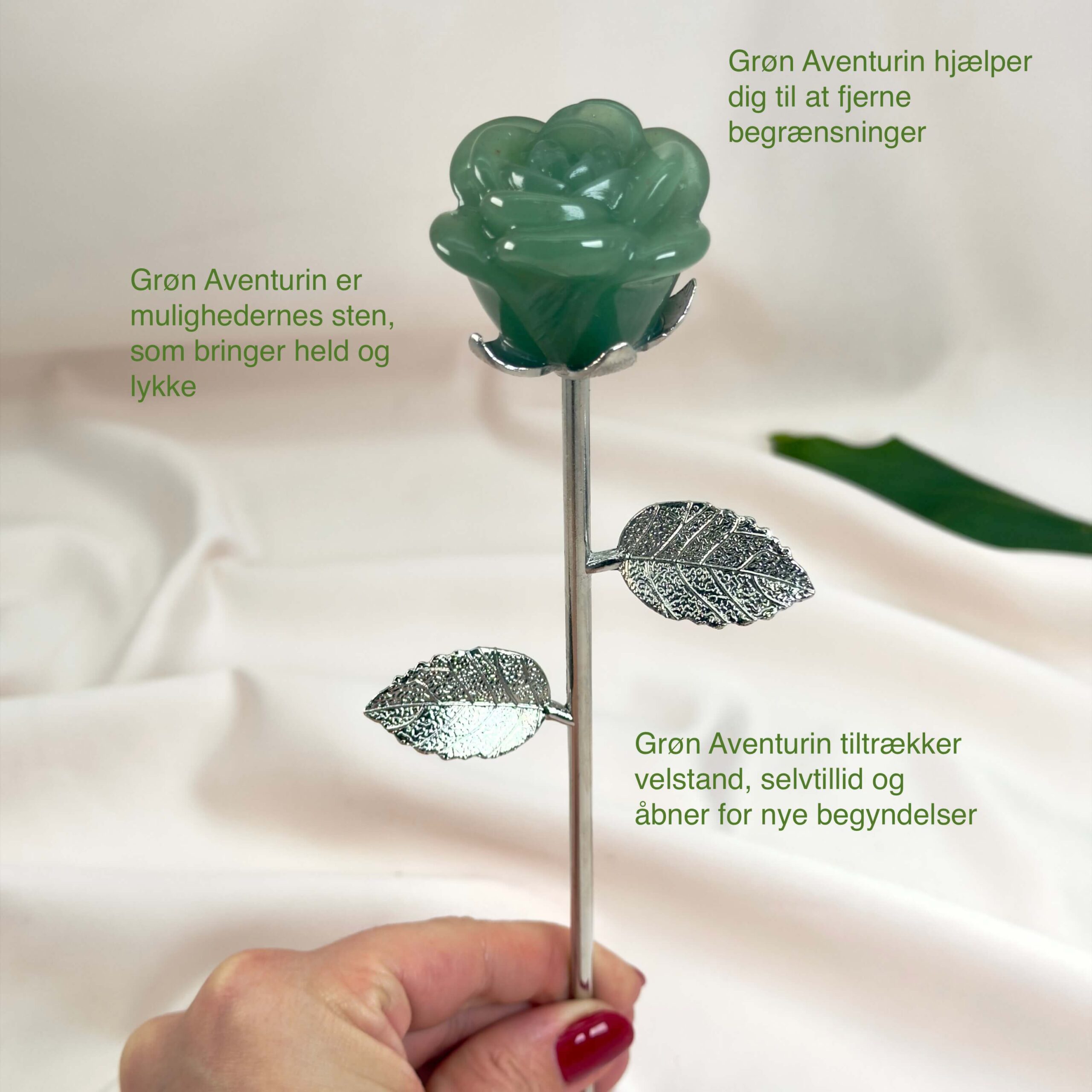 Grøn aventurin rose bringer held, optimisme og nye muligheder, styrker selvtillid og arbejder blidt med hjerteenergi, så du kan tiltrække glæde og positiv udvikling.