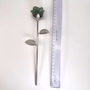 Grøn aventurin rose bringer held, optimisme og nye muligheder, styrker selvtillid og arbejder blidt med hjerteenergi, så du kan tiltrække glæde og positiv udvikling.