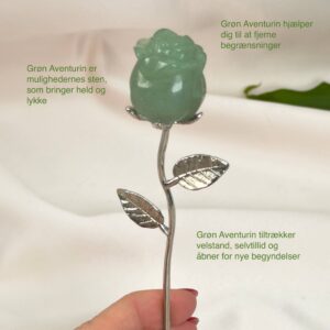 Grøn aventurin rose bringer held, optimisme og nye muligheder, styrker selvtillid og arbejder blidt med hjerteenergi, så du kan tiltrække glæde og positiv udvikling.
