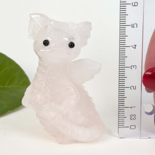 Rosakvarts babydrage skåret i ægte naturkrystal med blide lyserøde nuancer og fine detaljer