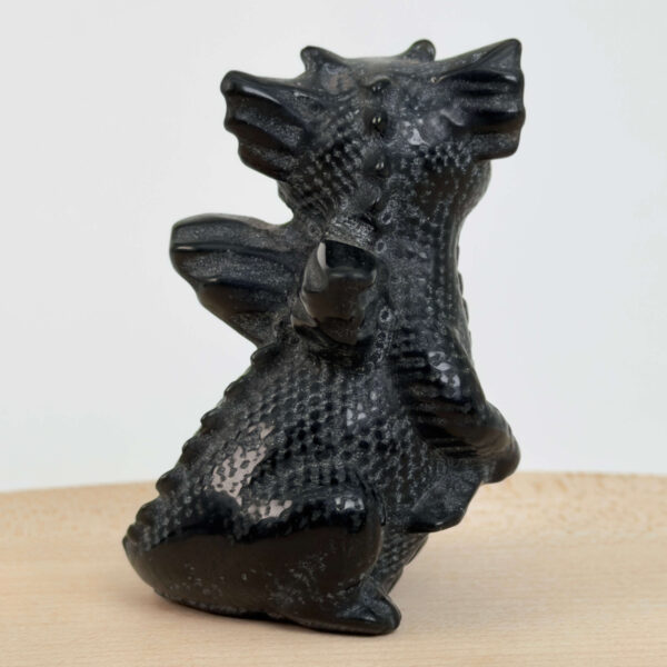 Obsidian babydrage i ægte sort obsidian. En krystalfigur med beskyttende energi, grounding og indre styrke.