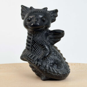 Sort Obsidian babydrage i ægte sort obsidian. En krystalfigur med beskyttende energi, grounding og indre styrke.