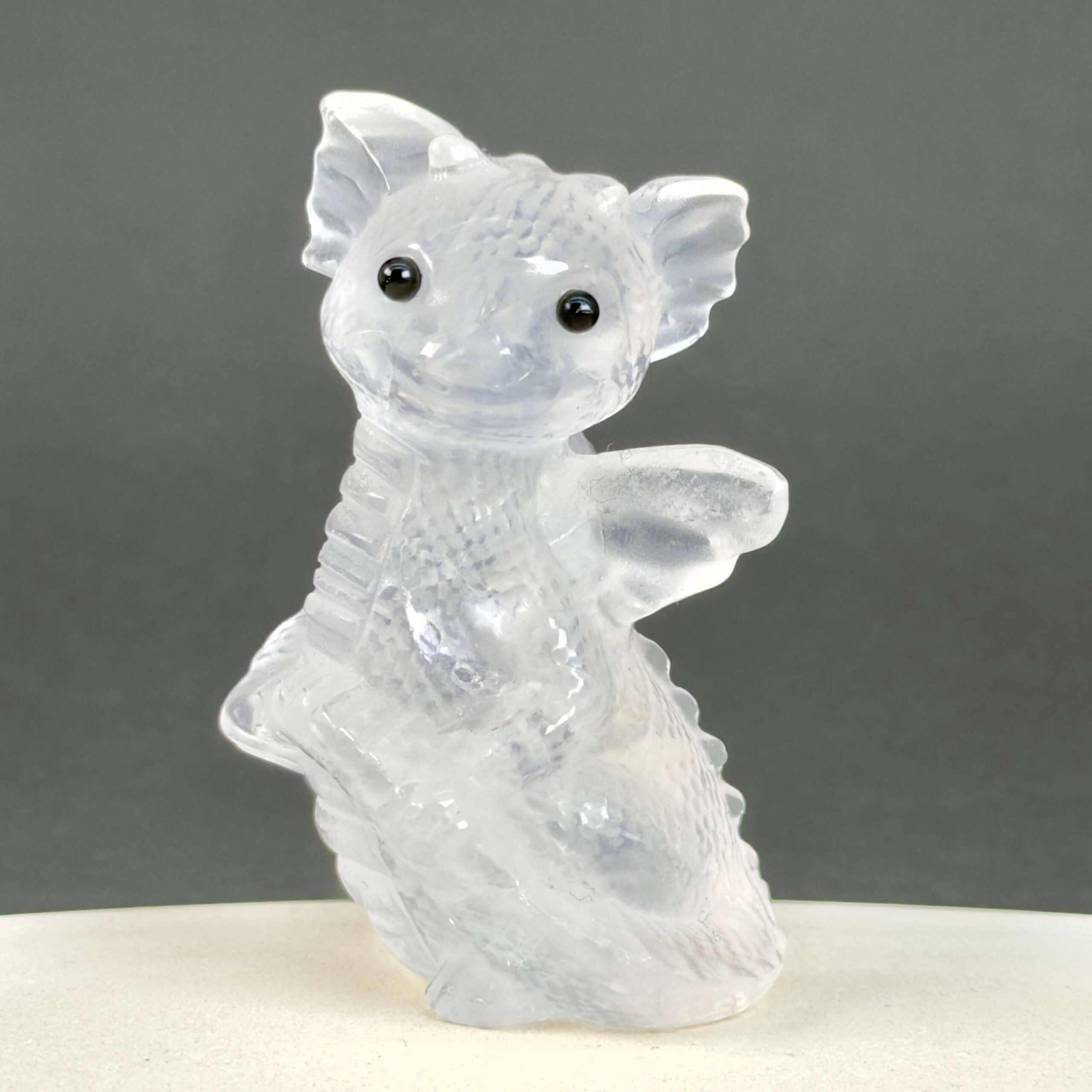 Bjergkrystal Babydrage Krystal sten på sort of hvid baggrund