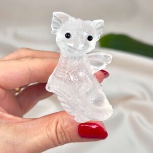 Bjergkrystal Babydrage Krystal sten i hånd på hvid baggrund