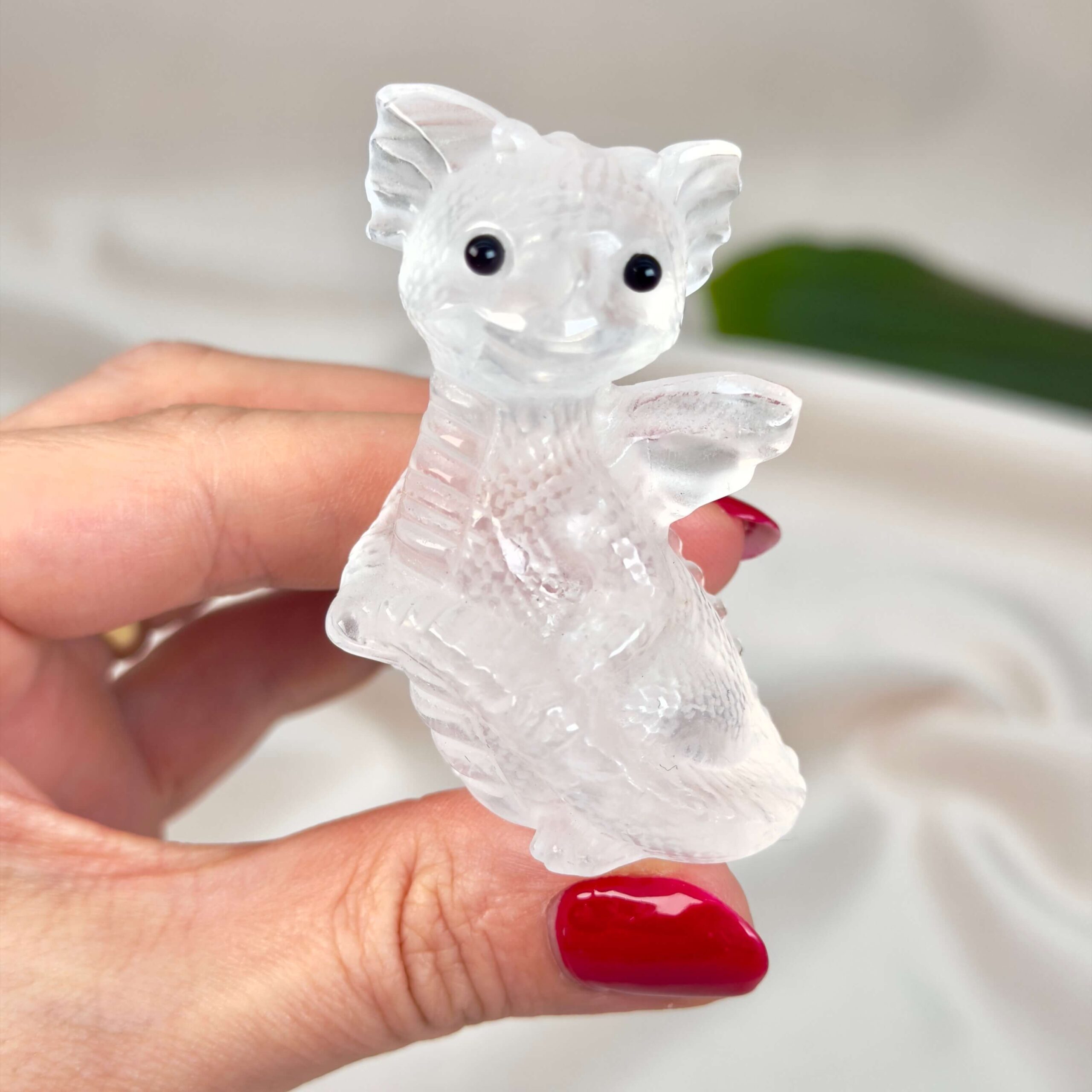 Bjergkrystal Babydrage Krystal sten i hånd på hvid baggrund