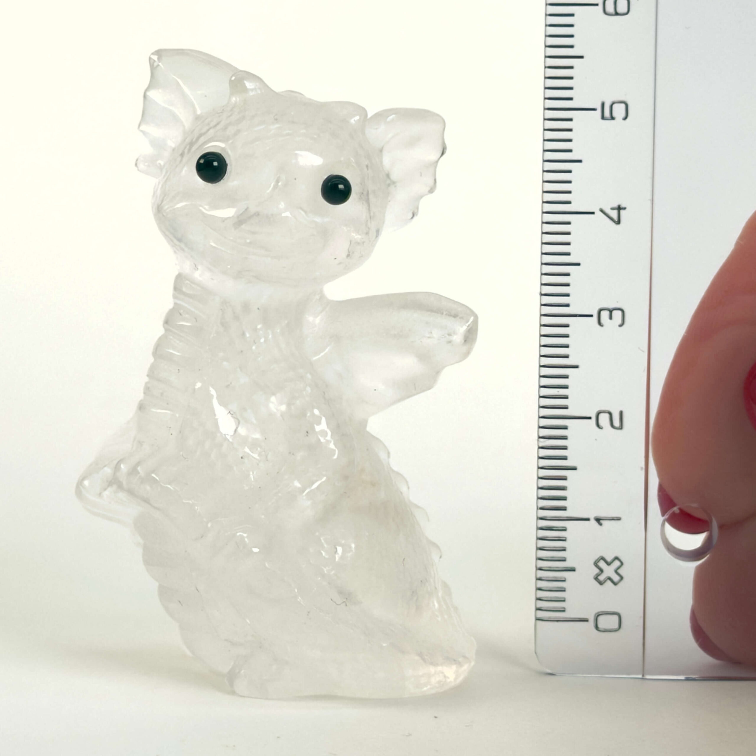 Bjergkrystal Babydrage Krystal sten med lineal på hvid baggrund