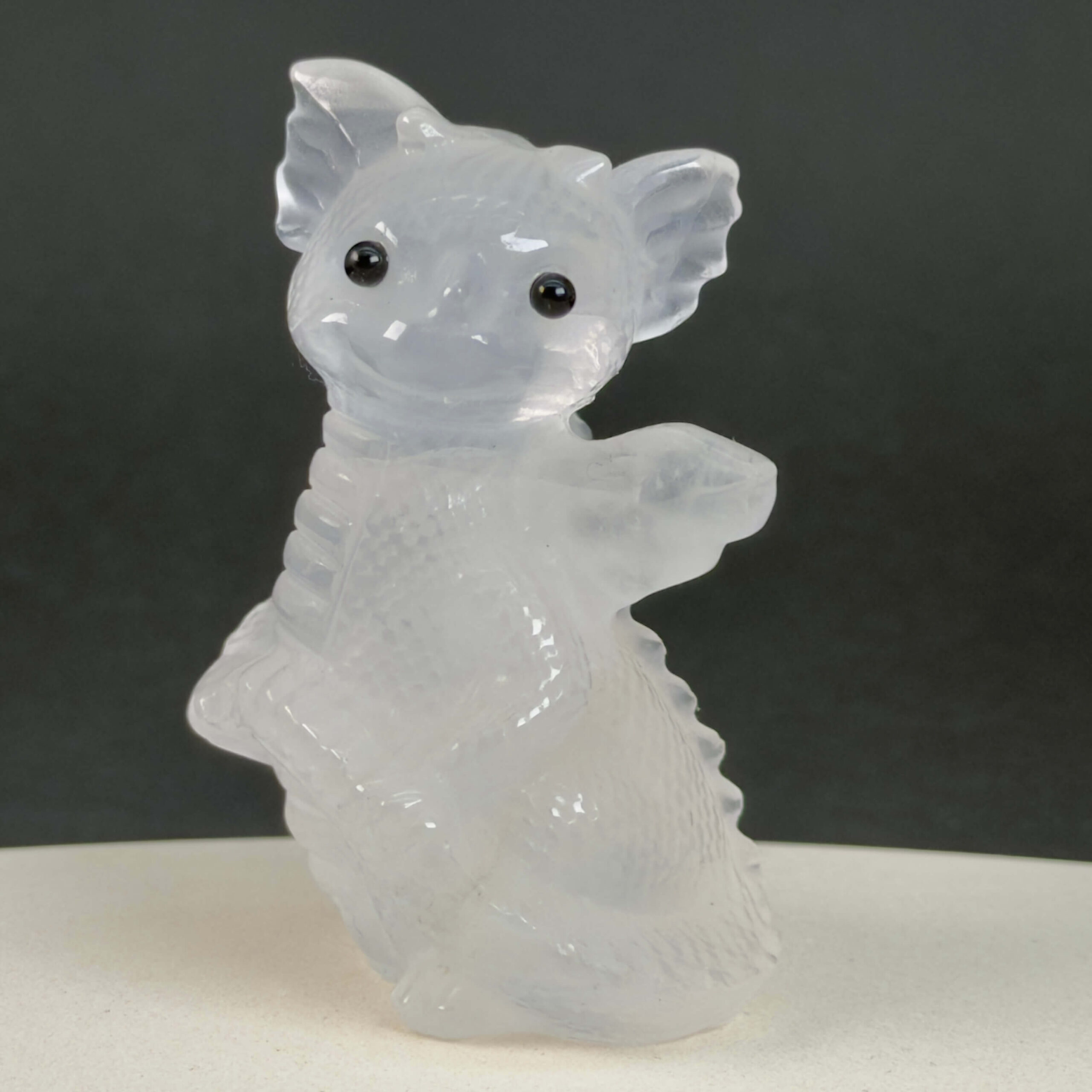 Bjergkrystal Babydrage Krystal sten på sort of hvid baggrund