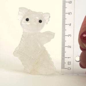 Bjergkrystal Babydrage Krystal sten med lineal på hvid baggrund