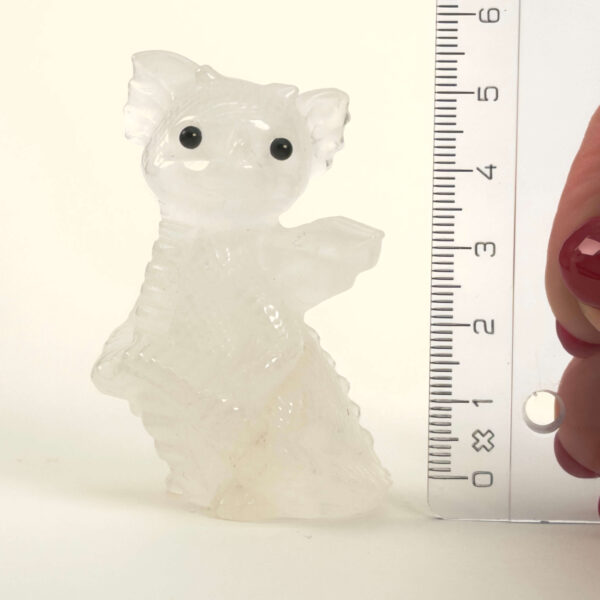 Bjergkrystal Babydrage Krystal sten med lineal på hvid baggrund