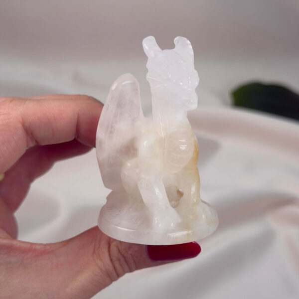 Bjergkrystal Drage krystal sten i hånd på hvid baggrund