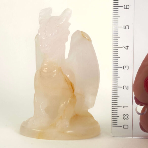 Bjergkrystal Drage krystal sten med lineal på hvid baggrund