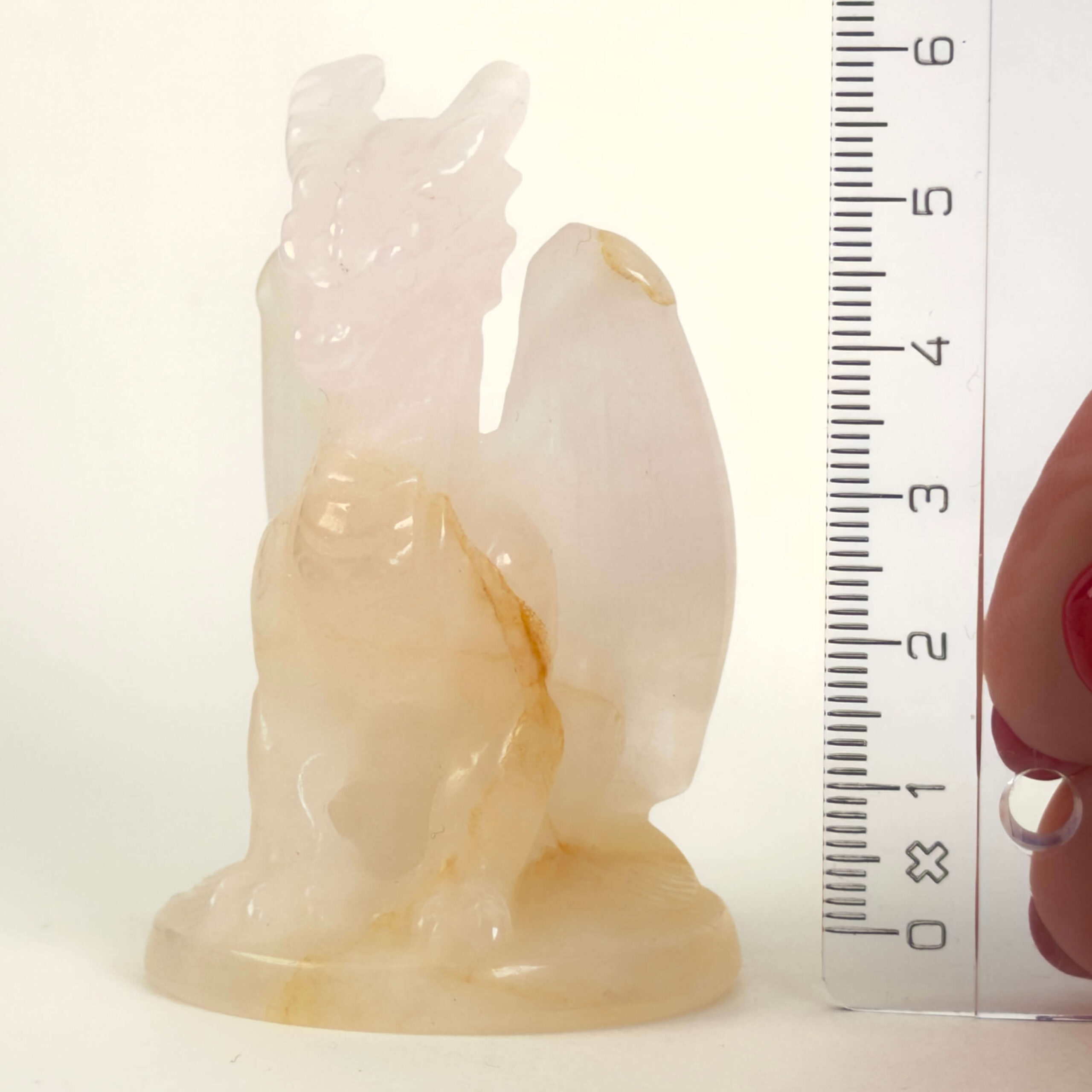 Bjergkrystal Drage krystal sten med lineal på hvid baggrund