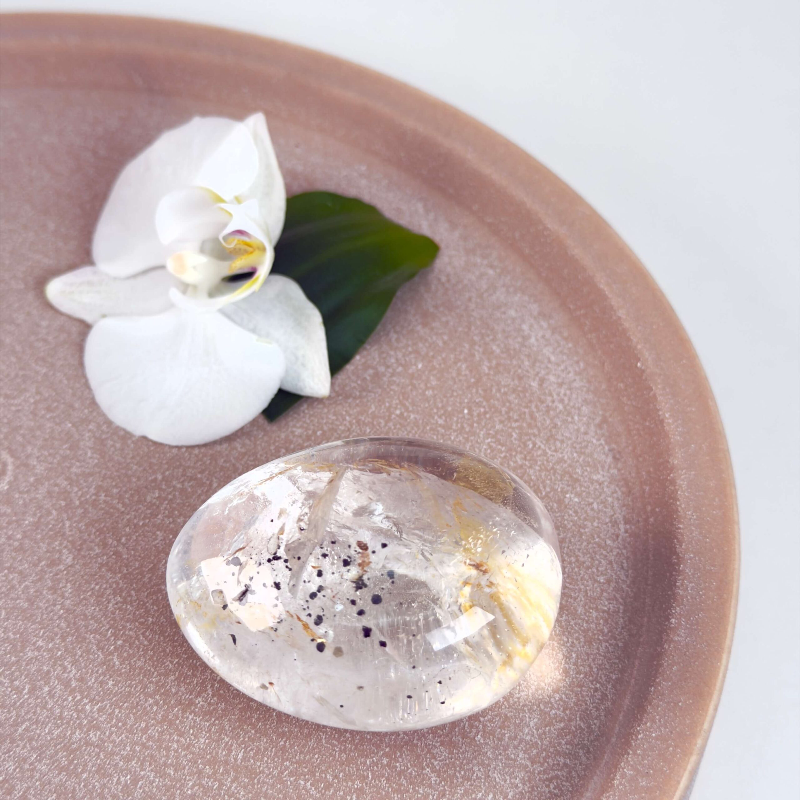 Bjergkrystal Håndsten krystal sten på fad på hvid baggrund