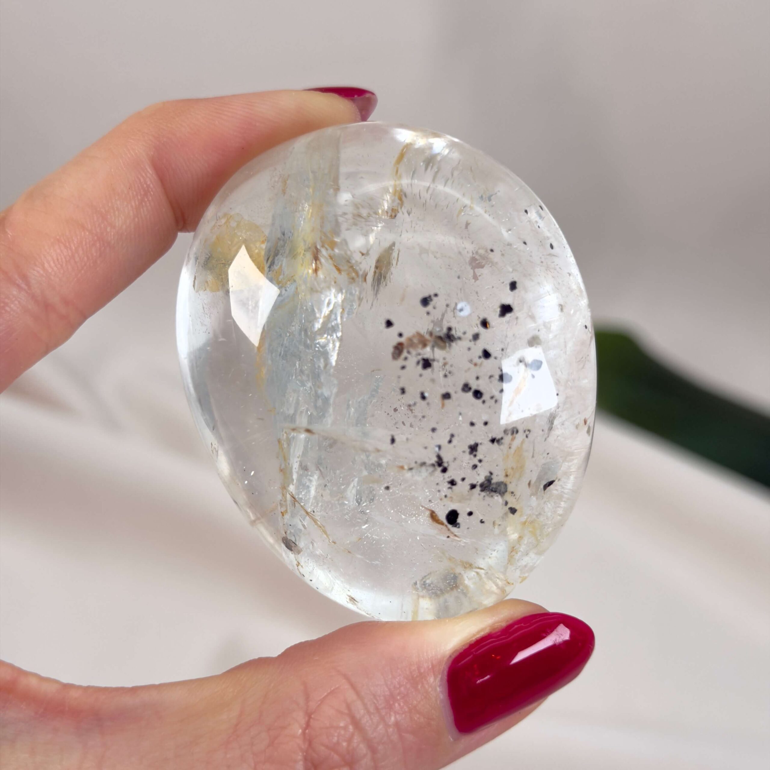 Bjergkrystal Håndsten krystal sten i hånd på hvid baggrund