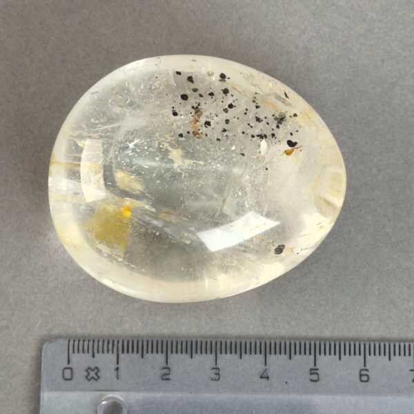 Bjergkrystal Håndsten krystal sten med lineal på grå baggrund