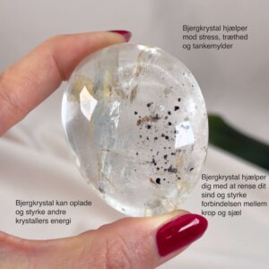 Bjergkrystal Håndsten krystal sten i hånd på hvid baggrund med tags