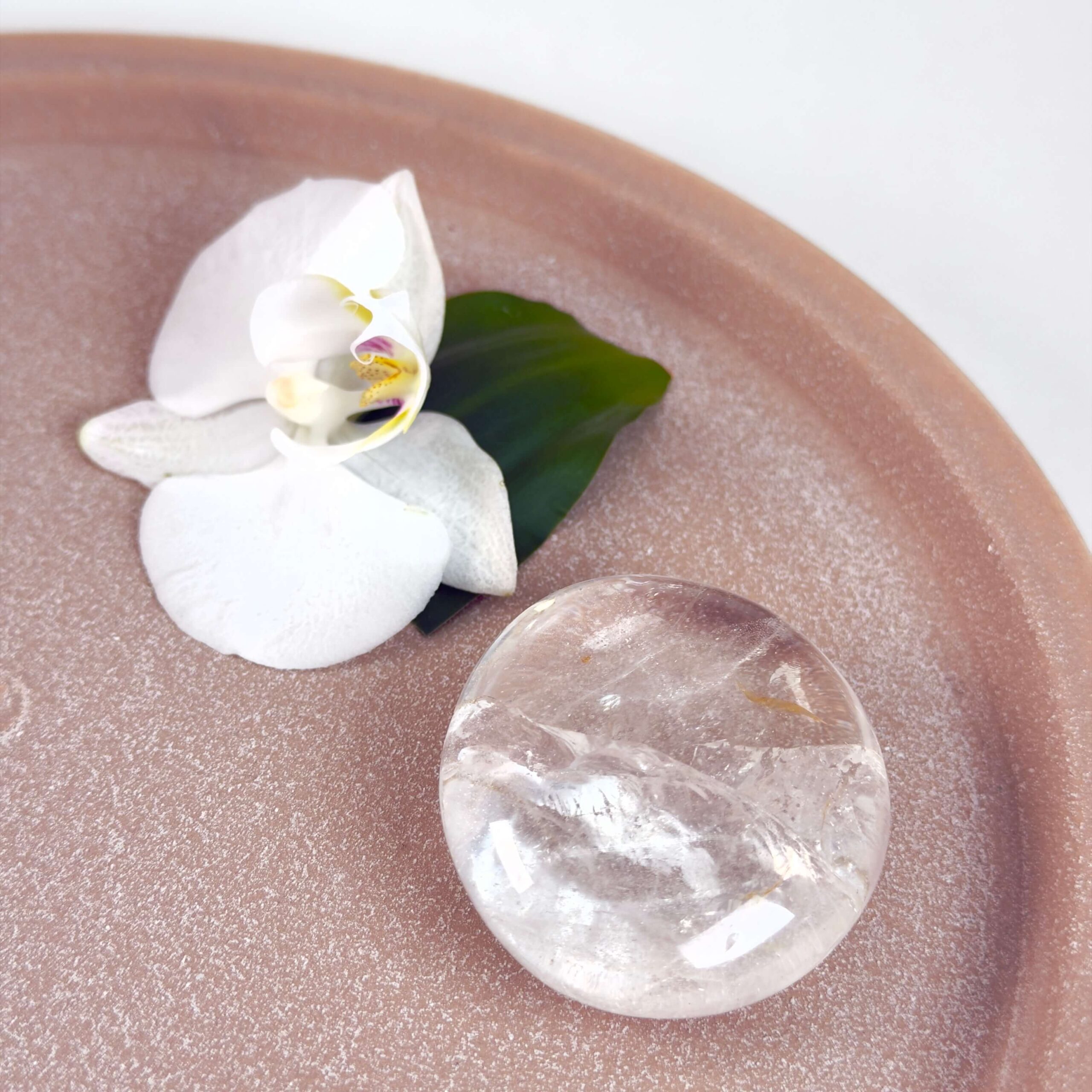 Bjergkrystal Håndsten krystal sten på fad på hvid baggrund