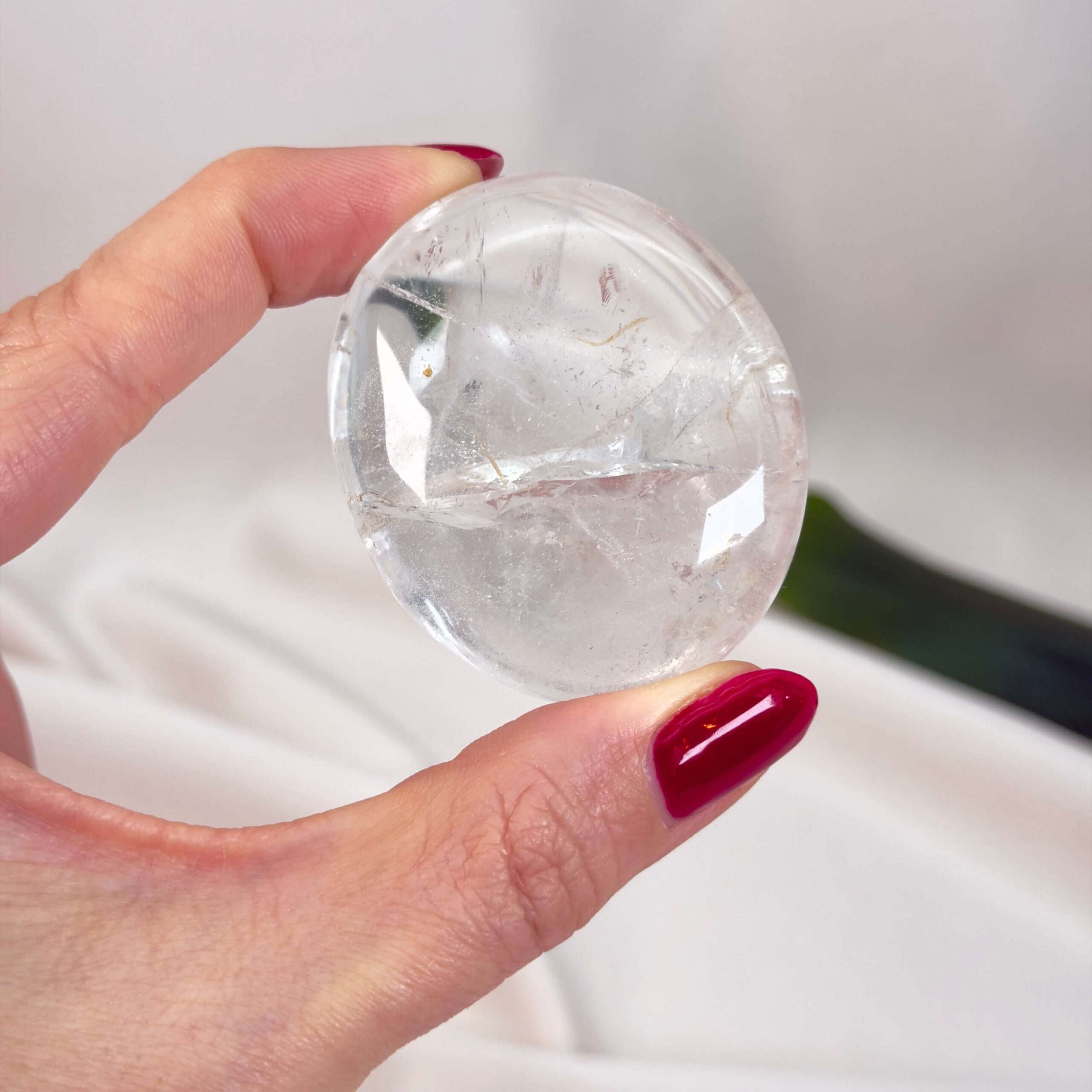 Bjergkrystal Håndsten krystal sten i hånd på hvid baggrund