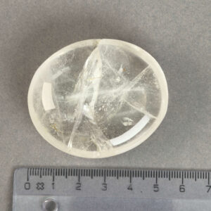 Bjergkrystal Håndsten krystal sten med lineal på grå baggrund