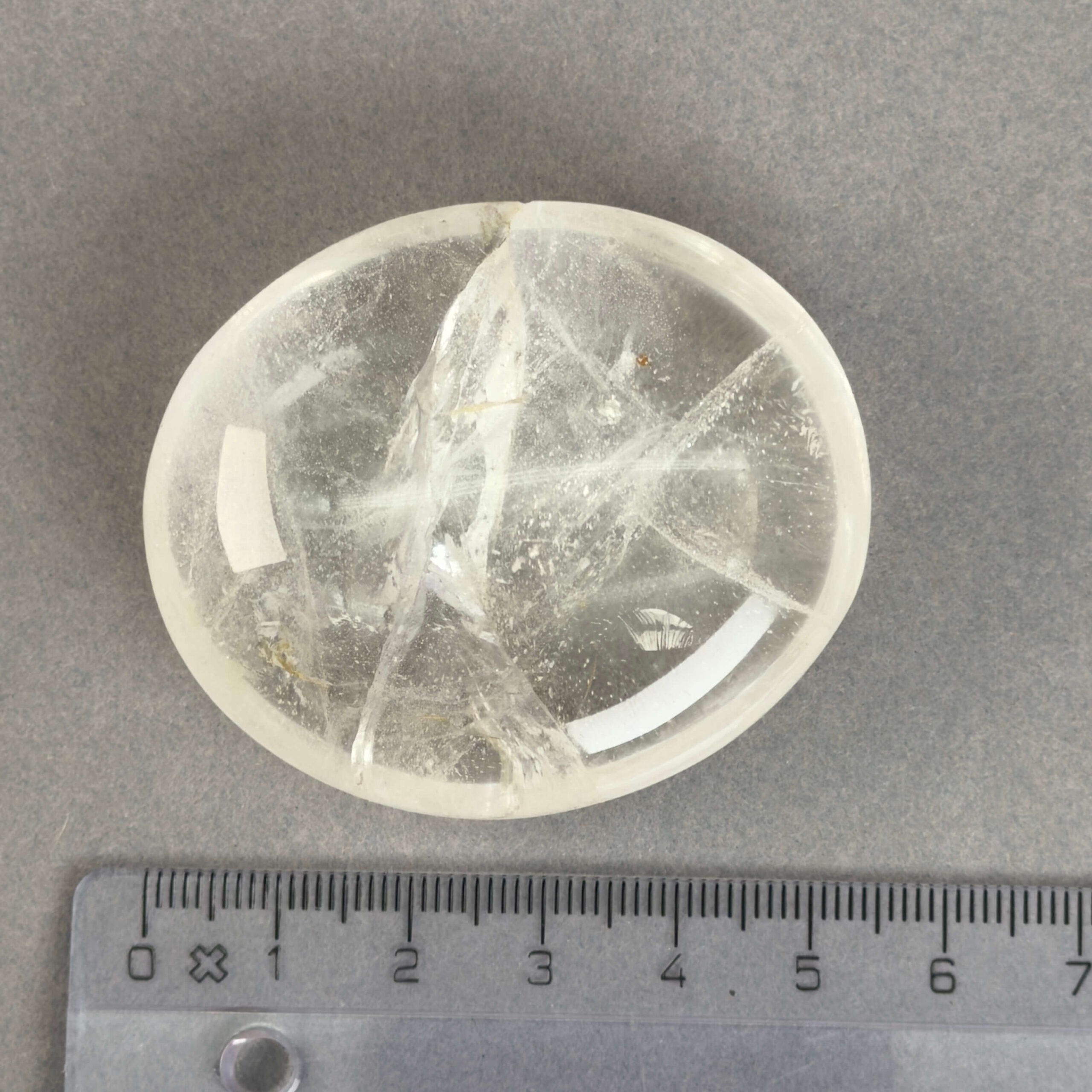 Bjergkrystal Håndsten krystal sten med lineal på grå baggrund