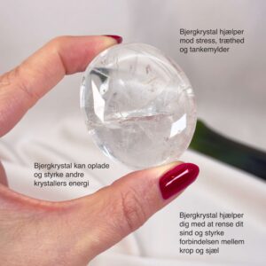 Bjergkrystal Håndsten krystal sten i hånd på hvid baggrund med tags