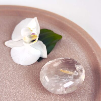 Bjergkrystal Håndsten krystal sten på fad på hvid baggrund