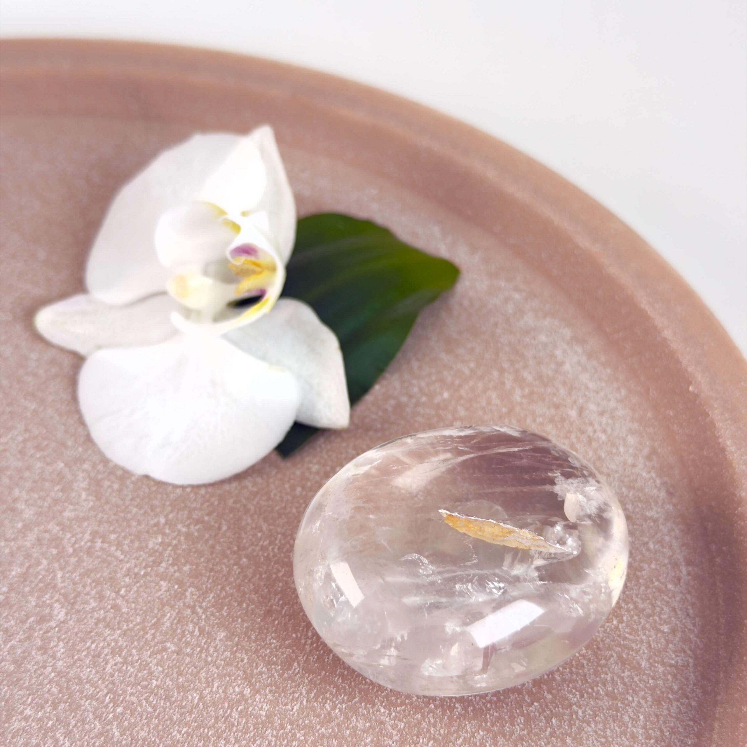 Bjergkrystal Håndsten krystal sten på fad på hvid baggrund