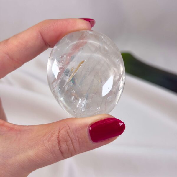 Bjergkrystal Håndsten krystal sten i hånd på hvid baggrund