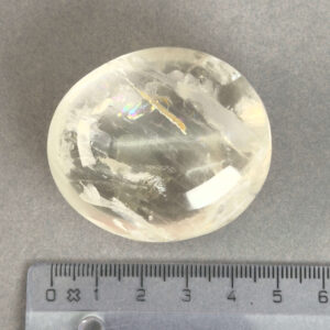 Bjergkrystal Håndsten krystal sten med lineal på grå baggrund