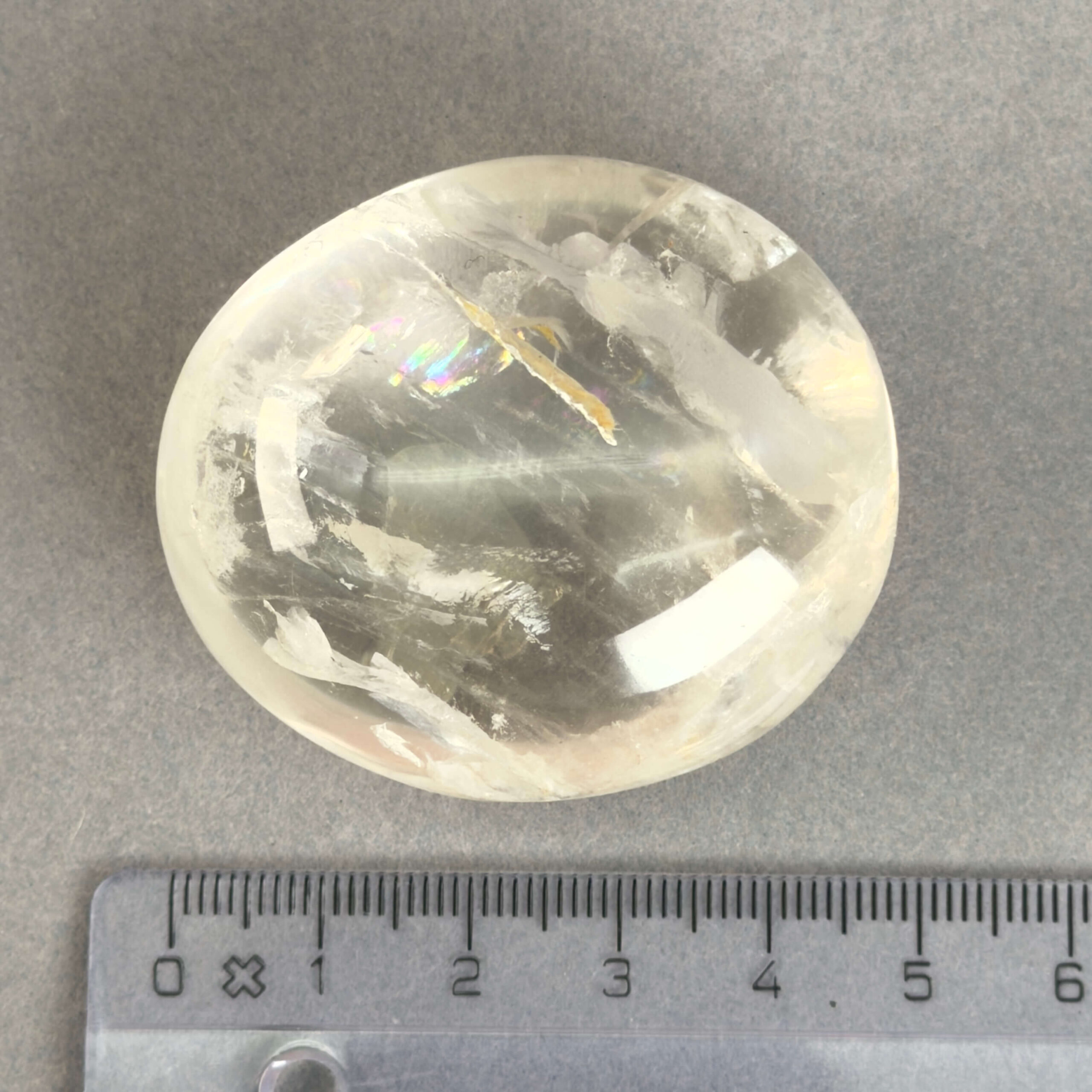 Bjergkrystal Håndsten krystal sten med lineal på grå baggrund