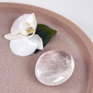 Bjergkrystal Håndsten krystal sten på fad på hvid baggrund