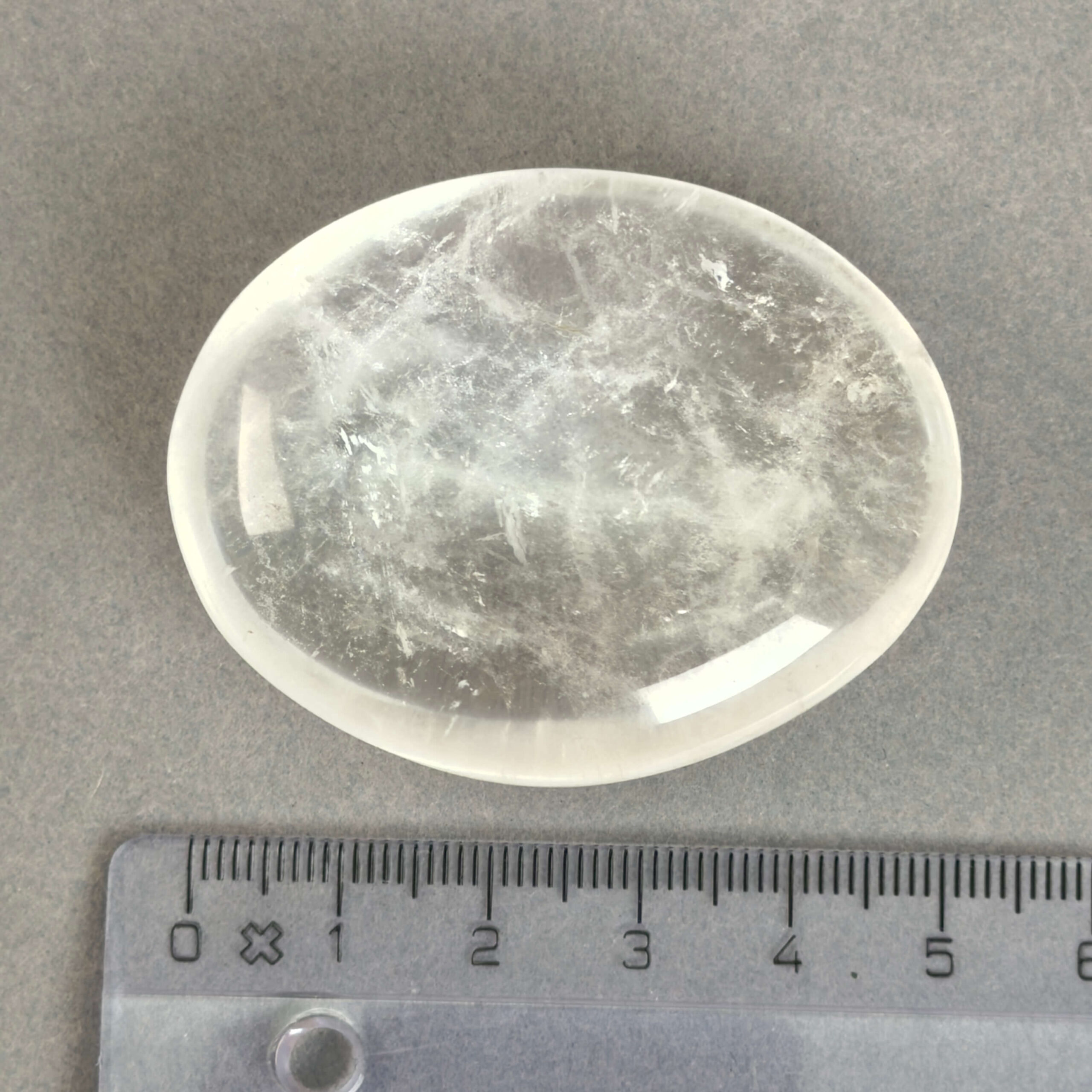 Bjergkrystal Håndsten krystal sten med lineal på grå baggrund