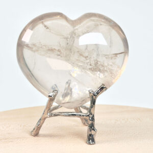 Bjergkrystal Hjerte krystal sten i hånd på hvid baggrundBjergkrystal Drage krystal sten på hvid baggrund