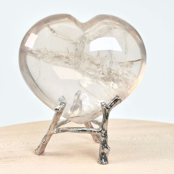 Bjergkrystal Hjerte krystal sten i hånd på hvid baggrundBjergkrystal Drage krystal sten på hvid baggrund