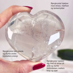 Bjergkrystal Drage krystal sten i hånd på hvid baggrund med tags