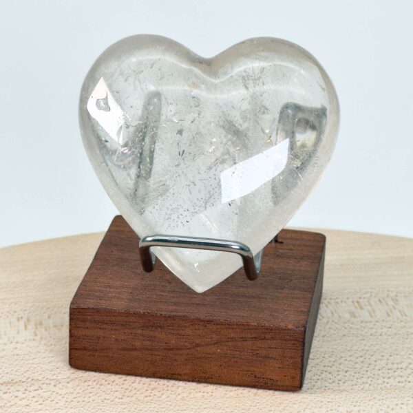 Bjergkrystal Hjerte krystal sten i hånd på hvid baggrundBjergkrystal Drage krystal sten på hvid baggrund