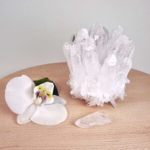 Bjergkrystal Klynge krystal sten på træfad på hvid baggrund