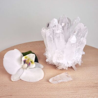 Bjergkrystal Klynge krystal sten på træfad på hvid baggrund