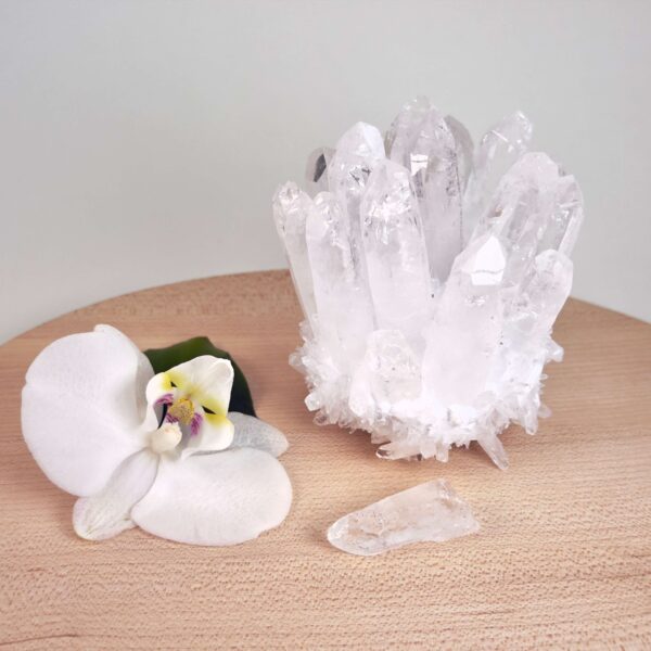 Bjergkrystal Klynge krystal sten på træfad på hvid baggrund