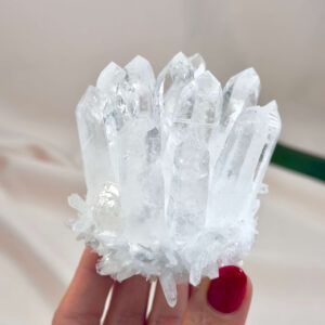Bjergkrystal Klynge krystal sten i hånd på hvid baggrund
