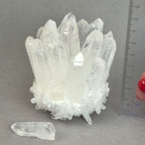 Bjergkrystal Klynge krystal sten med lineal på grå baggrund