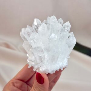 Bjergkrystal Klynge krystal sten i hånd på hvid baggrund