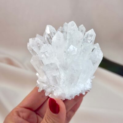 Bjergkrystal Klynge krystal sten i hånd på hvid baggrund