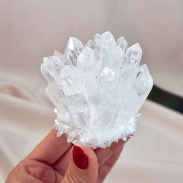 Bjergkrystal Klynge krystal sten i hånd på hvid baggrund