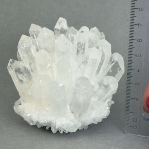 Bjergkrystal Klynge krystal sten med lineal på grå baggrund