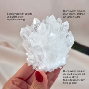 Bjergkrystal Klynge krystal sten i hånd på hvid baggrund med tags